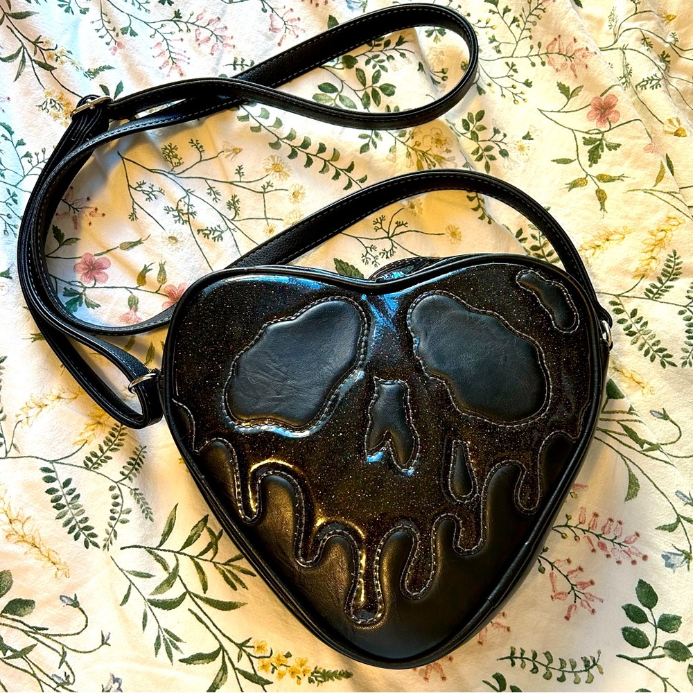 Love pain & stitches poison apple bag